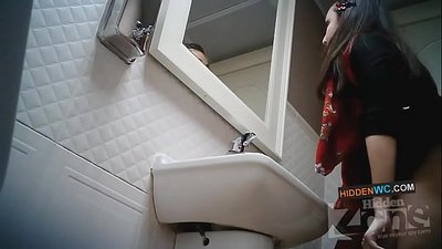 Natago nga footage sa camera sa kasilyas sa mga babaye (1)