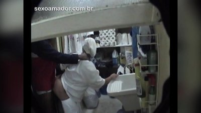 Si Motoboy nakighilawas sa babaye nga naglilinis sa restawran taliwala sa mga paghatod
