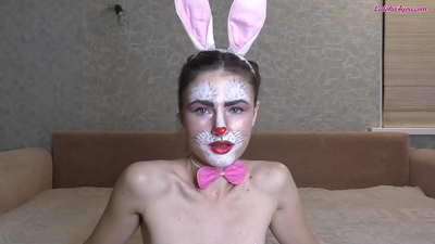Ang Sexy nga Bunny Hinay nga Gisuso ang Dakong Dick ni BFF