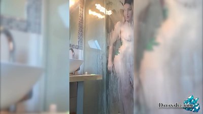 Bata nga naay Juicy Butt Masturbate sa Shower
