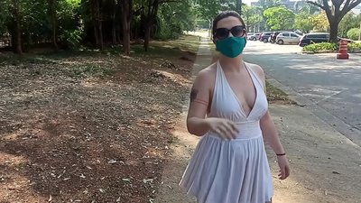 Pagkahubo sa publiko: usa ka batang babaye gikan sa Russia misulay sa paghukas sa iyang sapot sa kadalanan sa Rio de Janeiro. Hapit na siya dakpon.