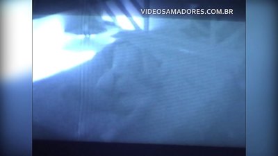 Gipasalida sa bana ang iyang asawa nga nakighilawas sa silingan ug nahibal-an nga siya usa ka cuckold