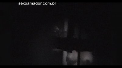 Si Blondie sekretong nakuhaan og video sa usa ka voyeur sa kasilinganan nga gitago sa luyo sa mga haw-ang nga tisa